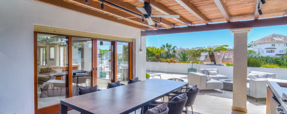 Ático dúplex exclusivo en la Milla de Oro de Marbella con vistas panorámicas al mar y a La Concha, amplias terrazas y una ubicación privilegiada cerca de Puente Romano.