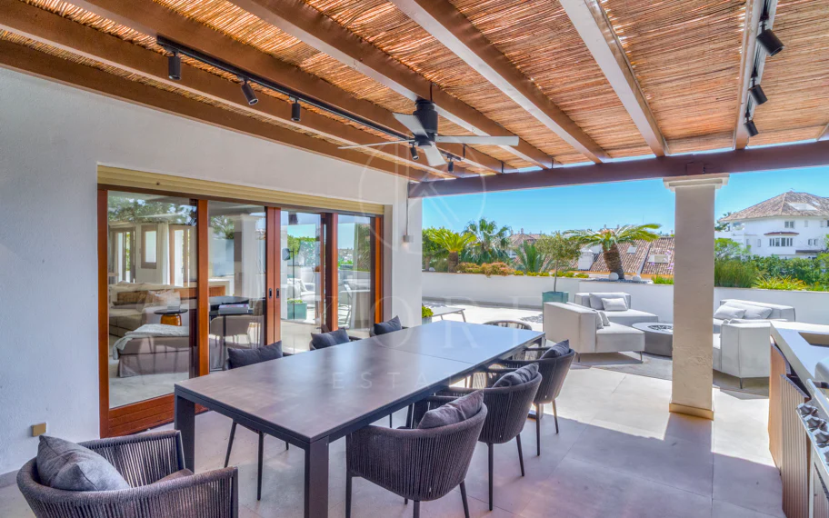 Ático dúplex exclusivo en la Milla de Oro de Marbella con vistas panorámicas al mar y a La Concha, amplias terrazas y una ubicación privilegiada cerca de Puente Romano.