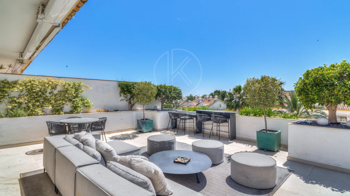 Ático dúplex exclusivo en la Milla de Oro de Marbella con vistas panorámicas al mar y a La Concha, amplias terrazas y una ubicación privilegiada cerca de Puente Romano.