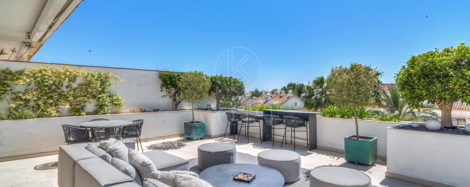 Ático dúplex exclusivo en la Milla de Oro de Marbella con vistas panorámicas al mar y a La Concha, amplias terrazas y una ubicación privilegiada cerca de Puente Romano.