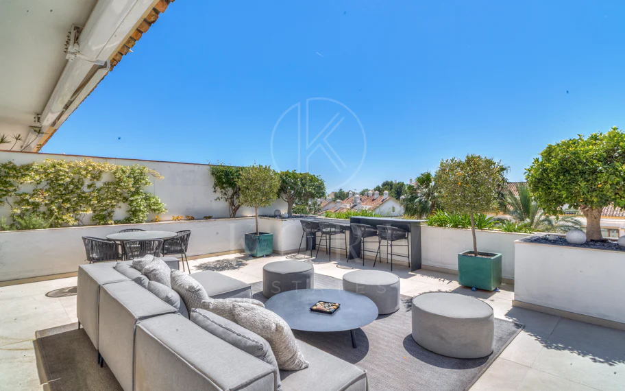 Ático dúplex exclusivo en la Milla de Oro de Marbella con vistas panorámicas al mar y a La Concha, amplias terrazas y una ubicación privilegiada cerca de Puente Romano.