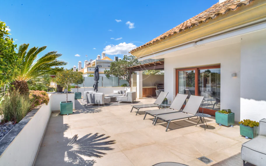 Ático dúplex exclusivo en la Milla de Oro de Marbella con vistas panorámicas al mar y a La Concha, amplias terrazas y una ubicación privilegiada cerca de Puente Romano.