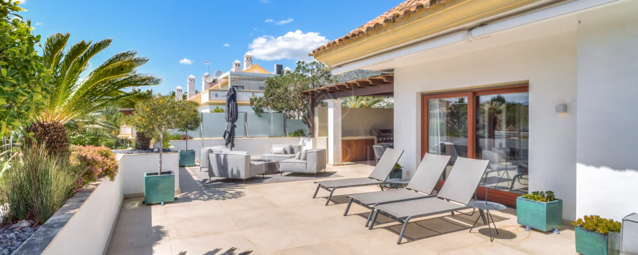 Ático dúplex exclusivo en la Milla de Oro de Marbella con vistas panorámicas al mar y a La Concha, amplias terrazas y una ubicación privilegiada cerca de Puente Romano.