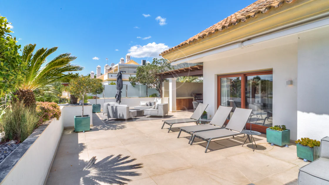 Ático dúplex exclusivo en la Milla de Oro de Marbella con vistas panorámicas al mar y a La Concha, amplias terrazas y una ubicación privilegiada cerca de Puente Romano.
