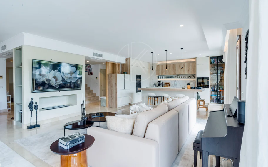 Ático dúplex exclusivo en la Milla de Oro de Marbella con vistas panorámicas al mar y a La Concha, amplias terrazas y una ubicación privilegiada cerca de Puente Romano.