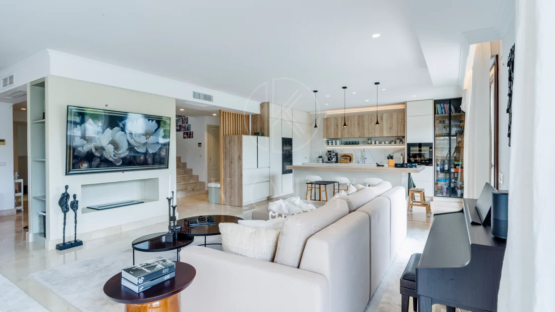 Ático dúplex exclusivo en la Milla de Oro de Marbella con vistas panorámicas al mar y a La Concha, amplias terrazas y una ubicación privilegiada cerca de Puente Romano.
