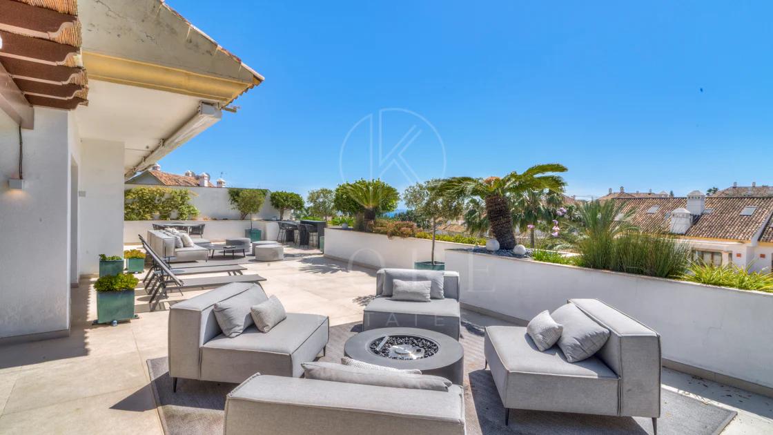 Ático dúplex exclusivo en la Milla de Oro de Marbella con vistas panorámicas al mar y a La Concha, amplias terrazas y una ubicación privilegiada cerca de Puente Romano.