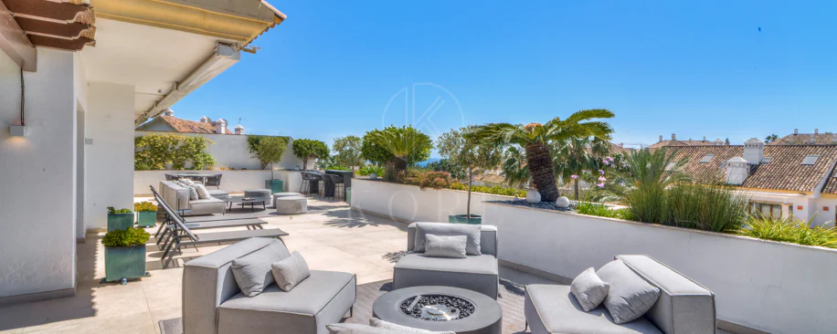 Ático dúplex exclusivo en la Milla de Oro de Marbella con vistas panorámicas al mar y a La Concha, amplias terrazas y una ubicación privilegiada cerca de Puente Romano.