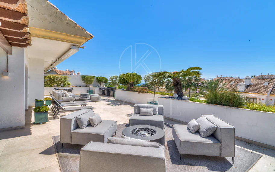 Ático dúplex exclusivo en la Milla de Oro de Marbella con vistas panorámicas al mar y a La Concha, amplias terrazas y una ubicación privilegiada cerca de Puente Romano.
