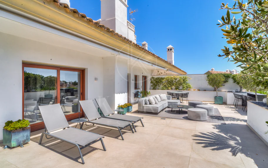 Ático dúplex exclusivo en la Milla de Oro de Marbella con vistas panorámicas al mar y a La Concha, amplias terrazas y una ubicación privilegiada cerca de Puente Romano.