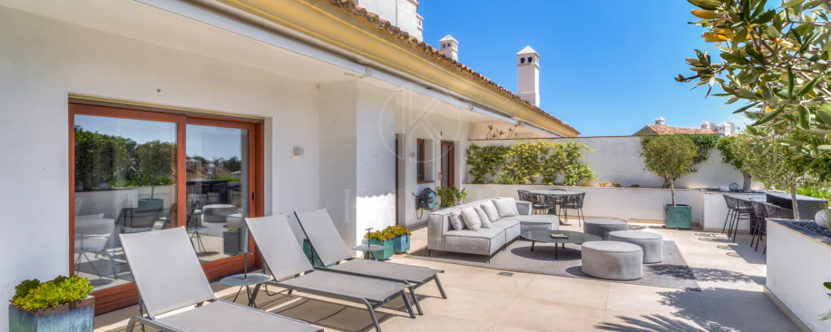 Ático dúplex exclusivo en la Milla de Oro de Marbella con vistas panorámicas al mar y a La Concha, amplias terrazas y una ubicación privilegiada cerca de Puente Romano.