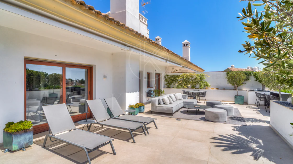 Ático dúplex exclusivo en la Milla de Oro de Marbella con vistas panorámicas al mar y a La Concha, amplias terrazas y una ubicación privilegiada cerca de Puente Romano.