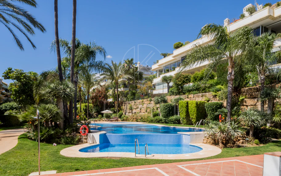 Ático dúplex exclusivo en la Milla de Oro de Marbella con vistas panorámicas al mar y a La Concha, amplias terrazas y una ubicación privilegiada cerca de Puente Romano.