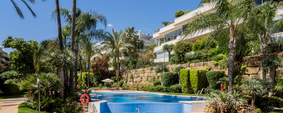 Ático dúplex exclusivo en la Milla de Oro de Marbella con vistas panorámicas al mar y a La Concha, amplias terrazas y una ubicación privilegiada cerca de Puente Romano.