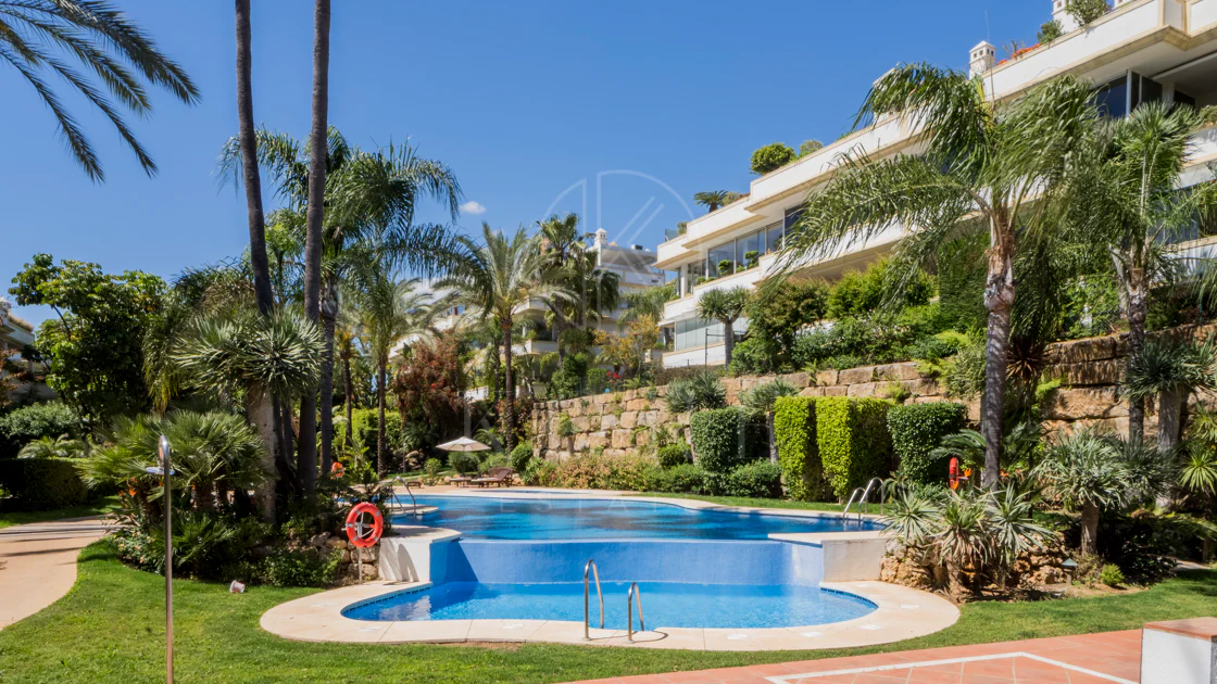 Ático dúplex exclusivo en la Milla de Oro de Marbella con vistas panorámicas al mar y a La Concha, amplias terrazas y una ubicación privilegiada cerca de Puente Romano.