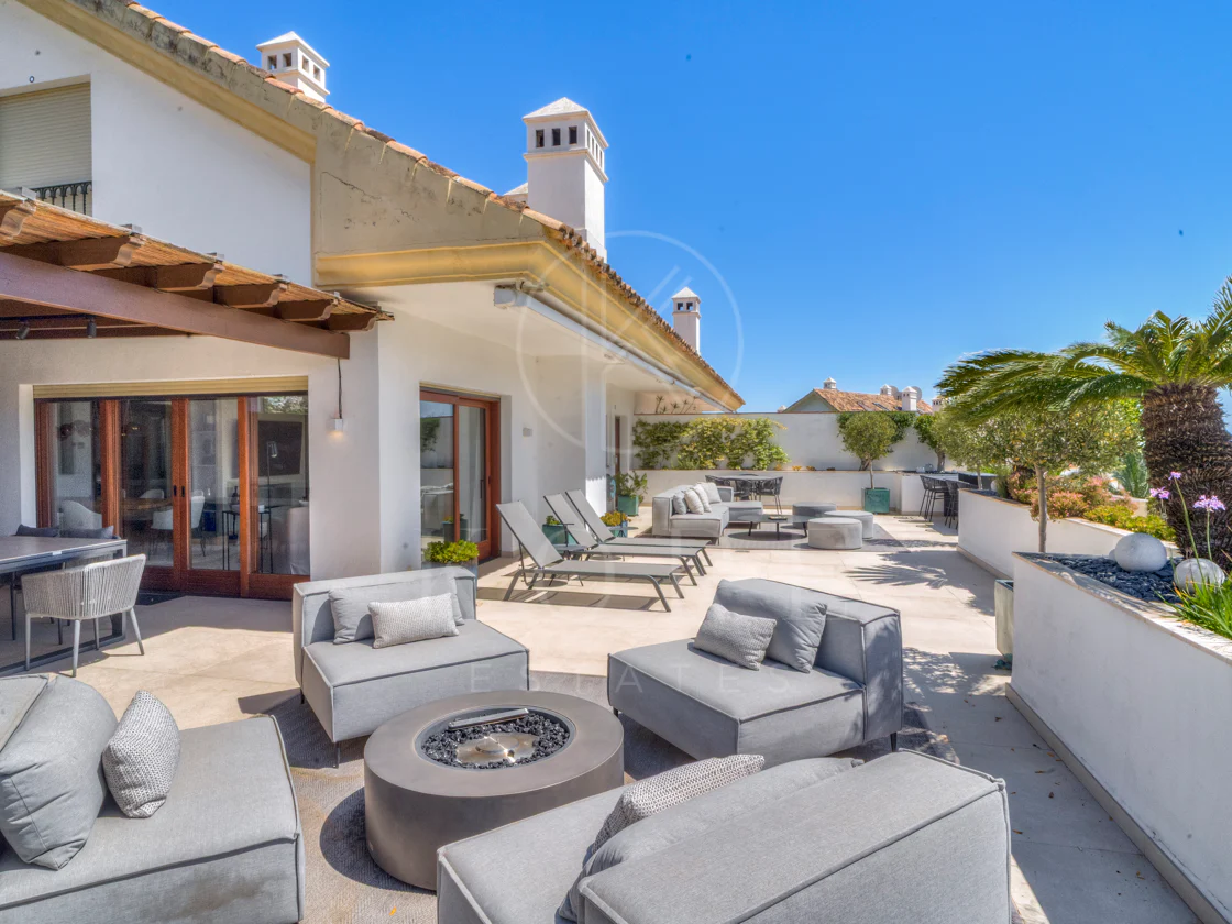 Ático dúplex exclusivo en la Milla de Oro de Marbella con vistas panorámicas al mar y a La Concha, amplias terrazas y una ubicación privilegiada cerca de Puente Romano.
