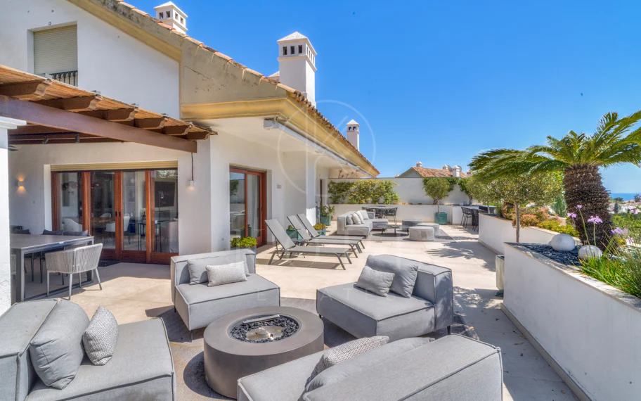 Ático dúplex exclusivo en la Milla de Oro de Marbella con vistas panorámicas al mar y a La Concha, amplias terrazas y una ubicación privilegiada cerca de Puente Romano.