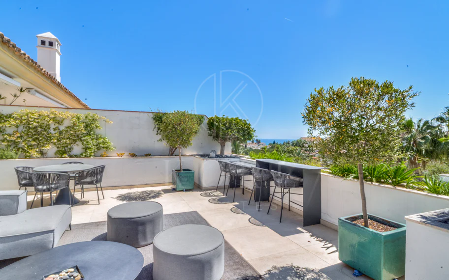 Ático dúplex exclusivo en la Milla de Oro de Marbella con vistas panorámicas al mar y a La Concha, amplias terrazas y una ubicación privilegiada cerca de Puente Romano.