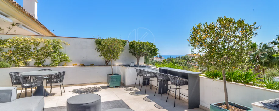 Ático dúplex exclusivo en la Milla de Oro de Marbella con vistas panorámicas al mar y a La Concha, amplias terrazas y una ubicación privilegiada cerca de Puente Romano.