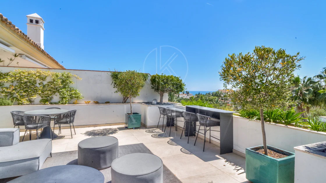Ático dúplex exclusivo en la Milla de Oro de Marbella con vistas panorámicas al mar y a La Concha, amplias terrazas y una ubicación privilegiada cerca de Puente Romano.
