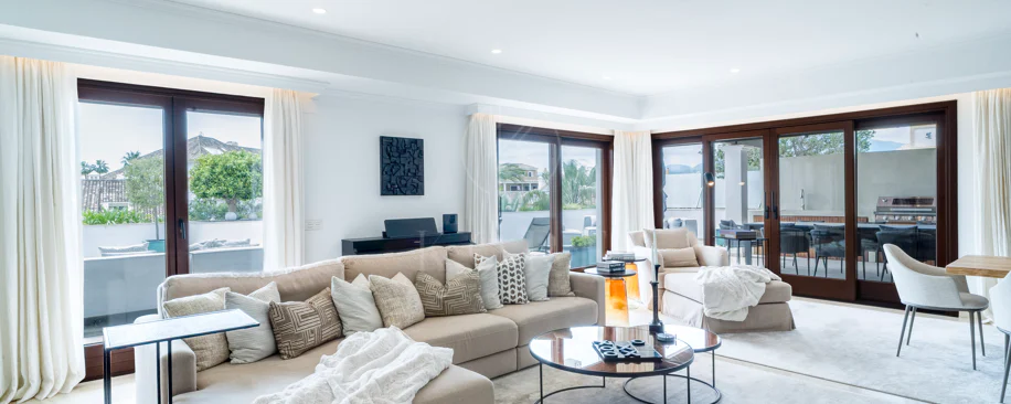 Ático dúplex exclusivo en la Milla de Oro de Marbella con vistas panorámicas al mar y a La Concha, amplias terrazas y una ubicación privilegiada cerca de Puente Romano.