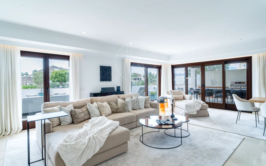 Ático dúplex exclusivo en la Milla de Oro de Marbella con vistas panorámicas al mar y a La Concha, amplias terrazas y una ubicación privilegiada cerca de Puente Romano.