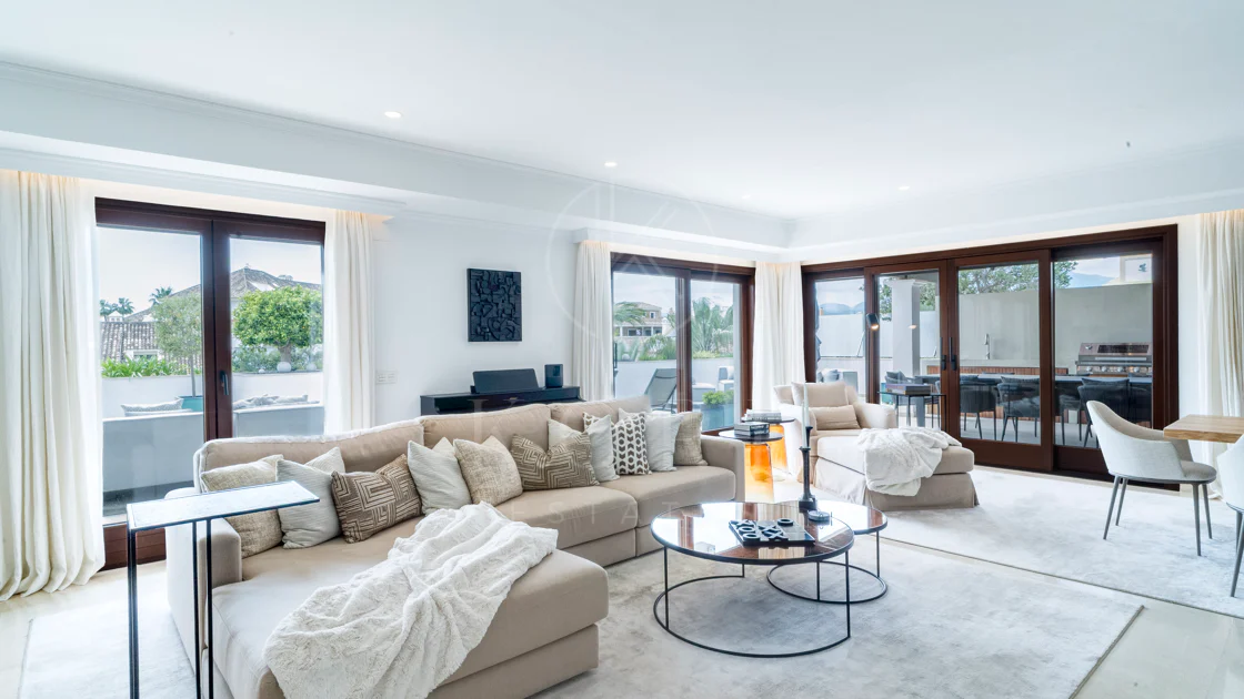 Ático dúplex exclusivo en la Milla de Oro de Marbella con vistas panorámicas al mar y a La Concha, amplias terrazas y una ubicación privilegiada cerca de Puente Romano.