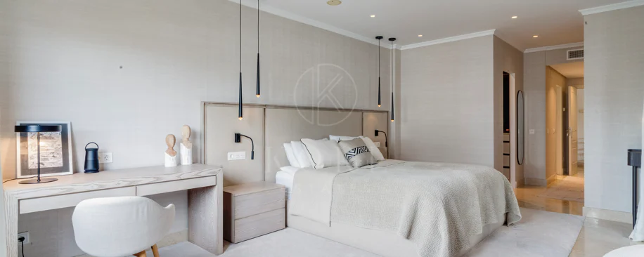 Ático dúplex exclusivo en la Milla de Oro de Marbella con vistas panorámicas al mar y a La Concha, amplias terrazas y una ubicación privilegiada cerca de Puente Romano.