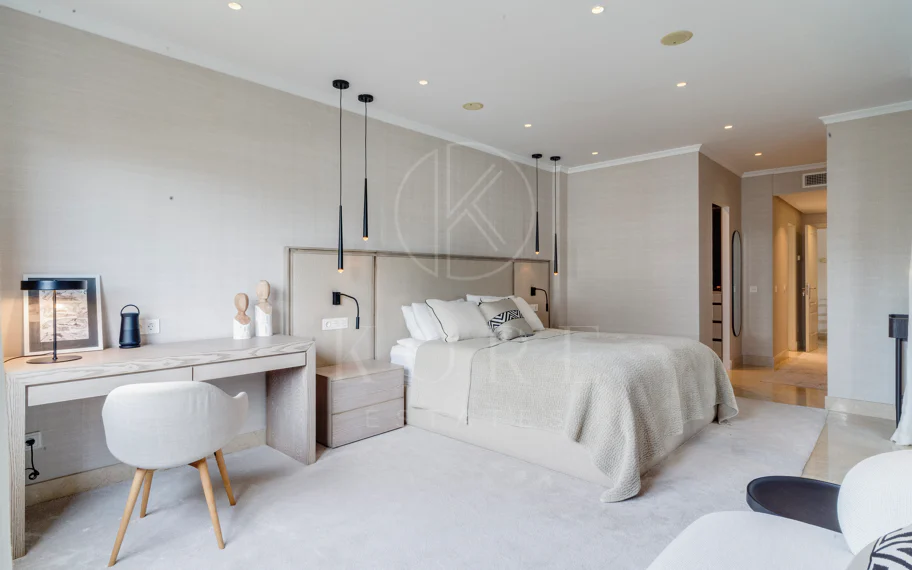 Ático dúplex exclusivo en la Milla de Oro de Marbella con vistas panorámicas al mar y a La Concha, amplias terrazas y una ubicación privilegiada cerca de Puente Romano.