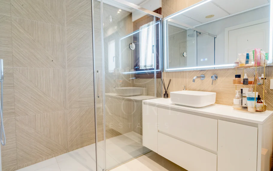 Ático dúplex exclusivo en la Milla de Oro de Marbella con vistas panorámicas al mar y a La Concha, amplias terrazas y una ubicación privilegiada cerca de Puente Romano.