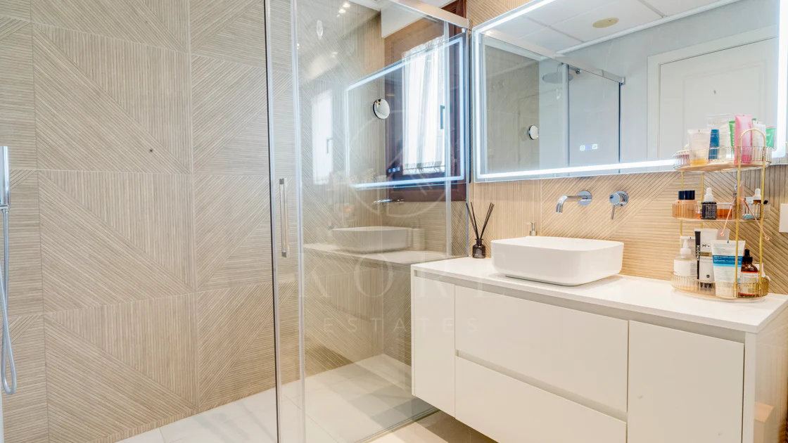 Ático dúplex exclusivo en la Milla de Oro de Marbella con vistas panorámicas al mar y a La Concha, amplias terrazas y una ubicación privilegiada cerca de Puente Romano.