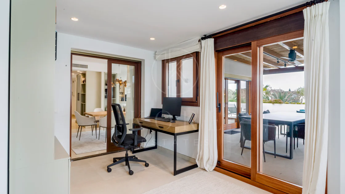 Ático dúplex exclusivo en la Milla de Oro de Marbella con vistas panorámicas al mar y a La Concha, amplias terrazas y una ubicación privilegiada cerca de Puente Romano.