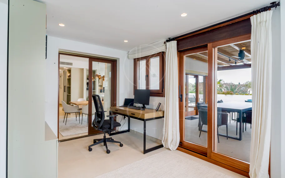 Ático dúplex exclusivo en la Milla de Oro de Marbella con vistas panorámicas al mar y a La Concha, amplias terrazas y una ubicación privilegiada cerca de Puente Romano.