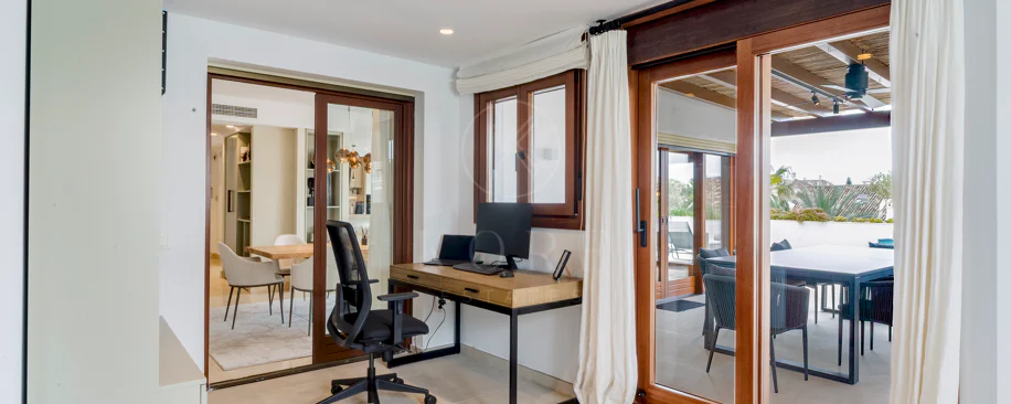 Ático dúplex exclusivo en la Milla de Oro de Marbella con vistas panorámicas al mar y a La Concha, amplias terrazas y una ubicación privilegiada cerca de Puente Romano.