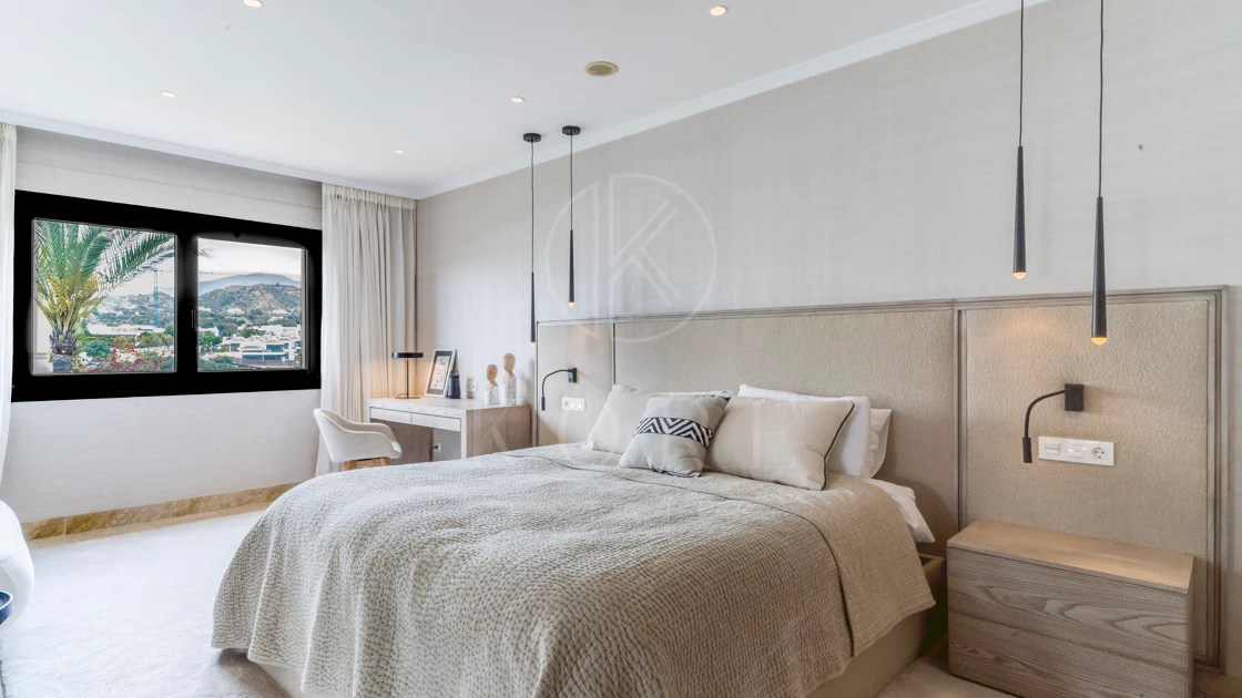 Ático dúplex exclusivo en la Milla de Oro de Marbella con vistas panorámicas al mar y a La Concha, amplias terrazas y una ubicación privilegiada cerca de Puente Romano.