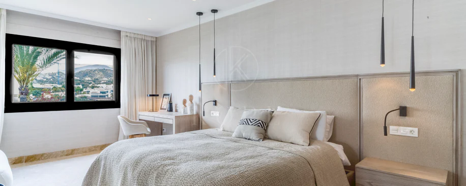 Ático dúplex exclusivo en la Milla de Oro de Marbella con vistas panorámicas al mar y a La Concha, amplias terrazas y una ubicación privilegiada cerca de Puente Romano.