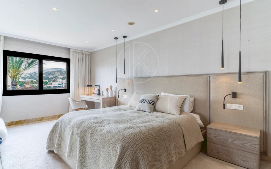 Ático dúplex exclusivo en la Milla de Oro de Marbella con vistas panorámicas al mar y a La Concha, amplias terrazas y una ubicación privilegiada cerca de Puente Romano.