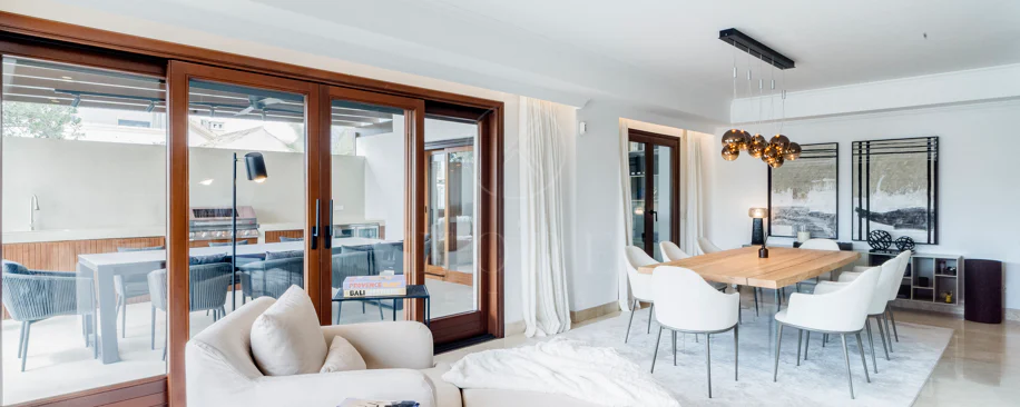 Ático dúplex exclusivo en la Milla de Oro de Marbella con vistas panorámicas al mar y a La Concha, amplias terrazas y una ubicación privilegiada cerca de Puente Romano.