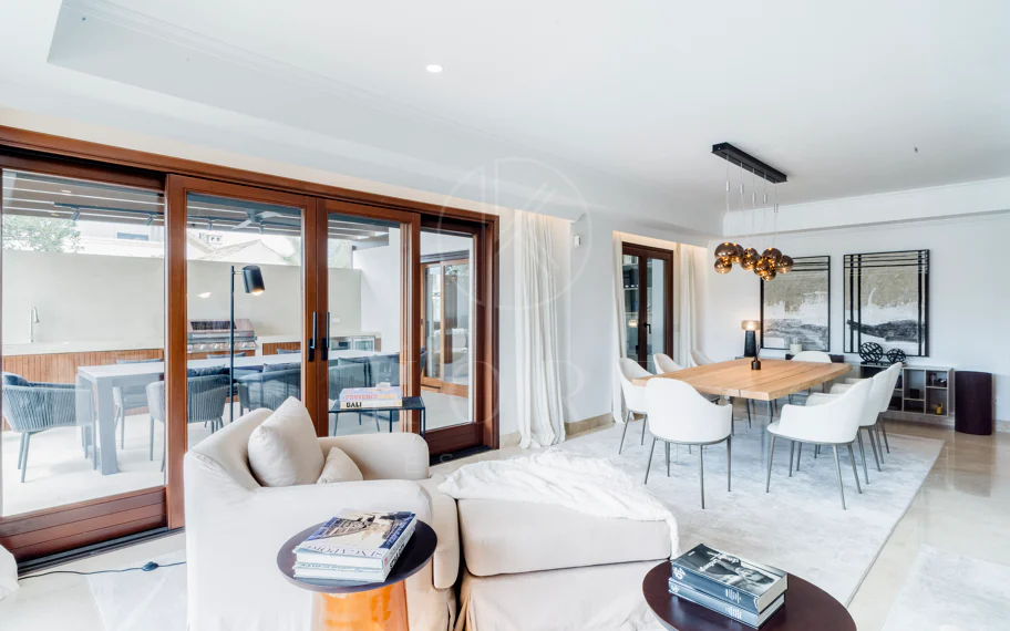 Ático dúplex exclusivo en la Milla de Oro de Marbella con vistas panorámicas al mar y a La Concha, amplias terrazas y una ubicación privilegiada cerca de Puente Romano.