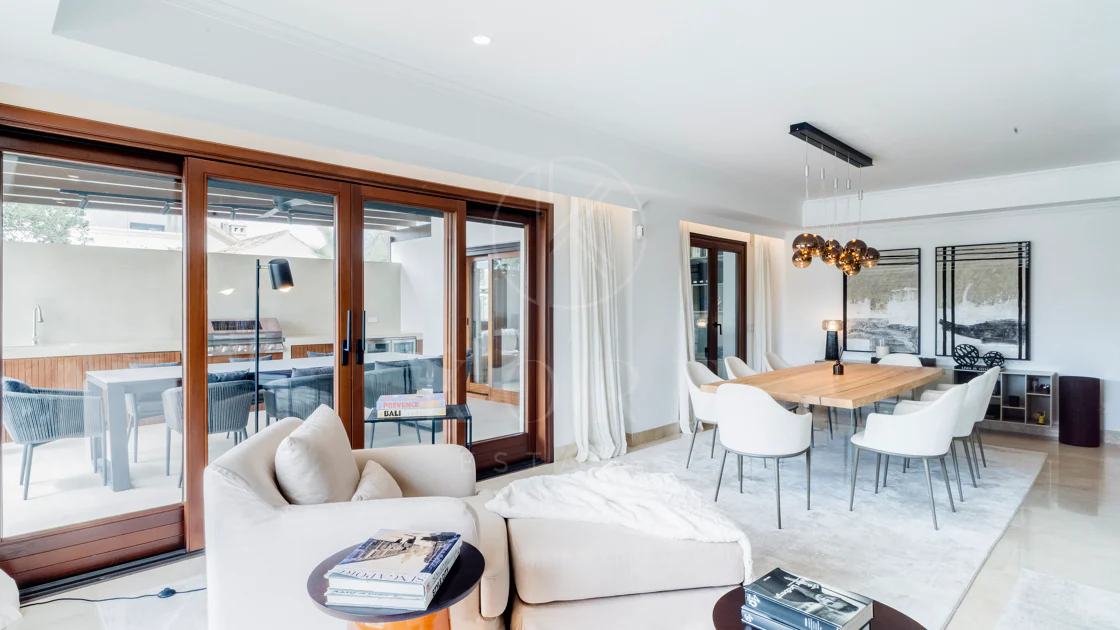 Ático dúplex exclusivo en la Milla de Oro de Marbella con vistas panorámicas al mar y a La Concha, amplias terrazas y una ubicación privilegiada cerca de Puente Romano.