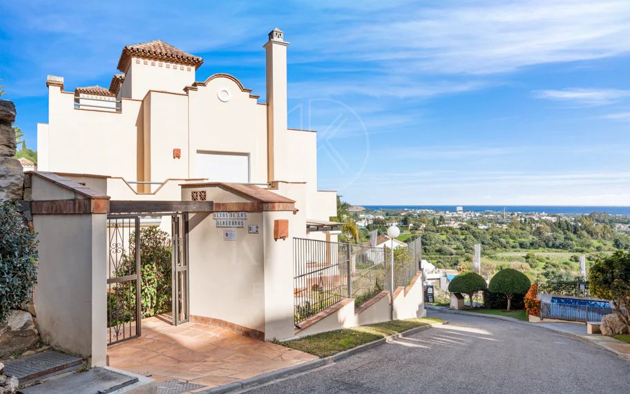Ático dúplex de lujo en Los Almendros, Benahavís con vistas panorámicas al mar