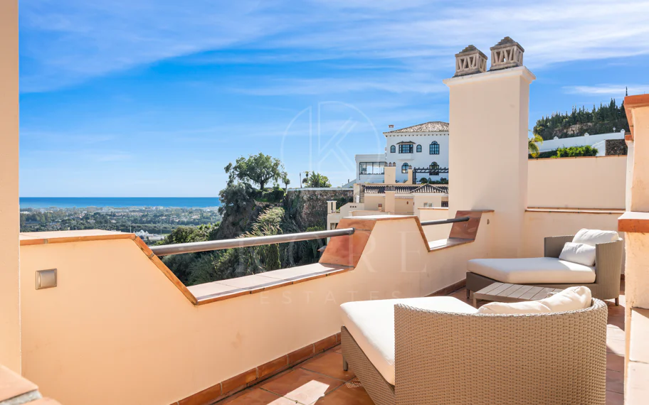 Ático dúplex de lujo en Los Almendros, Benahavís con vistas panorámicas al mar