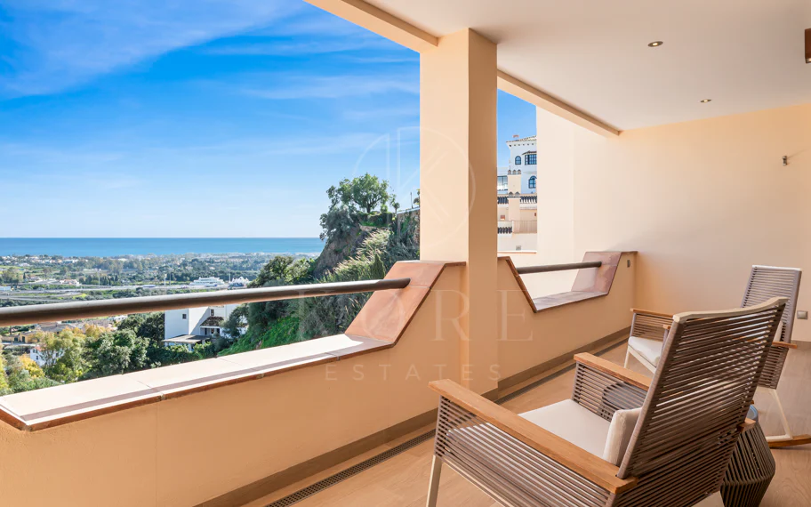 Ático dúplex de lujo en Los Almendros, Benahavís con vistas panorámicas al mar
