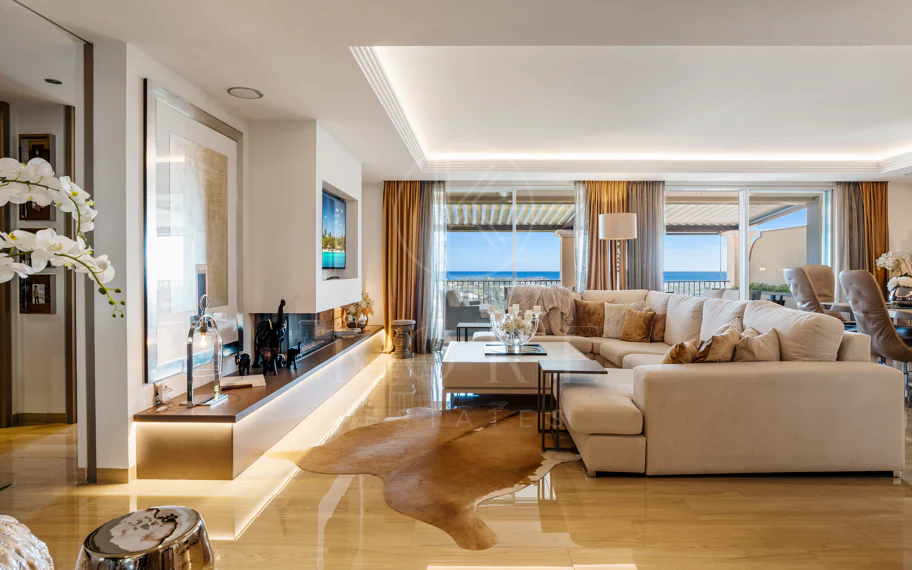 Ático dúplex de lujo en Los Almendros, Benahavís con vistas panorámicas al mar
