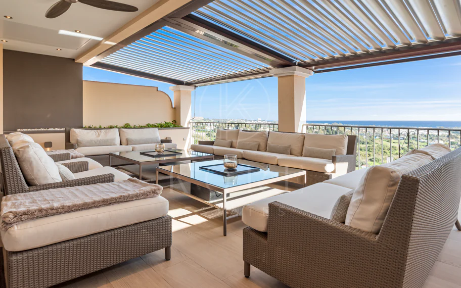 Ático dúplex de lujo en Los Almendros, Benahavís con vistas panorámicas al mar