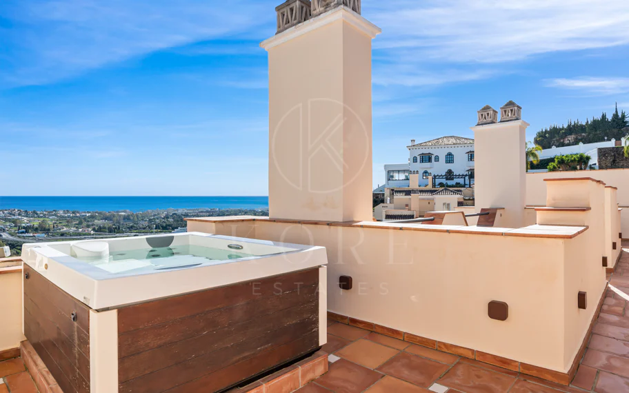 Ático dúplex de lujo en Los Almendros, Benahavís con vistas panorámicas al mar