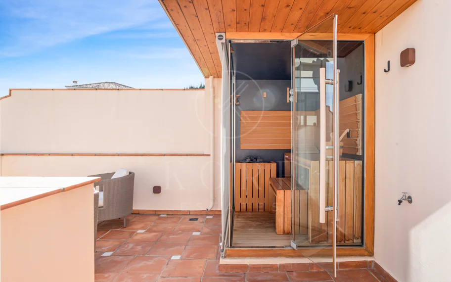 Ático dúplex de lujo en Los Almendros, Benahavís con vistas panorámicas al mar