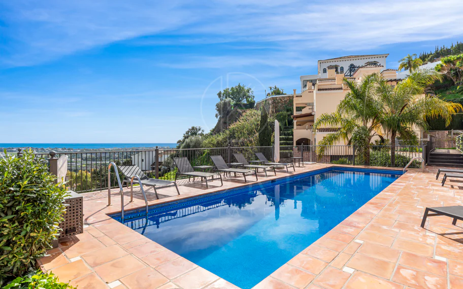 Ático dúplex de lujo en Los Almendros, Benahavís con vistas panorámicas al mar
