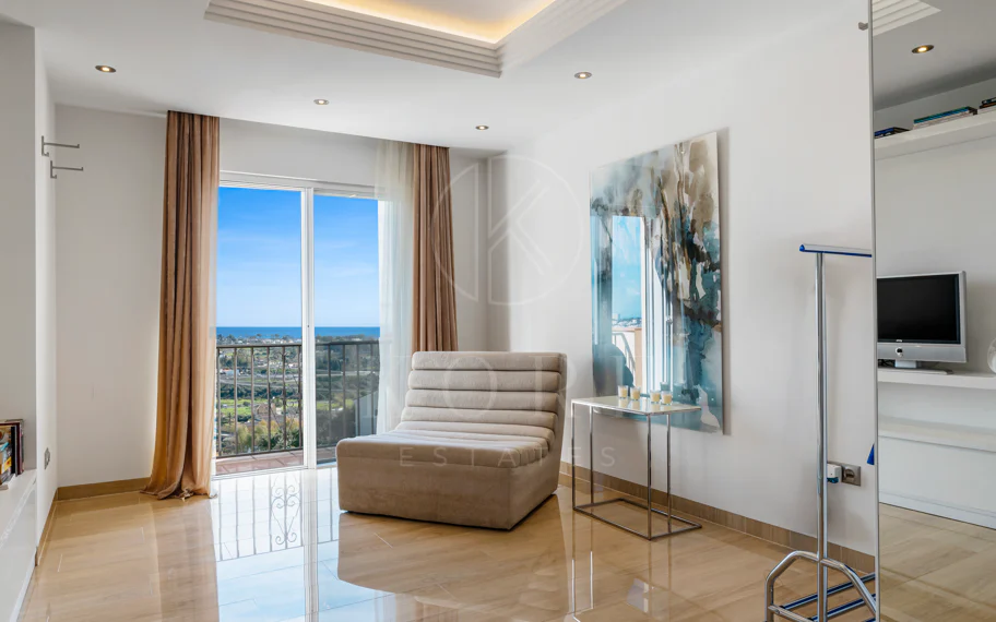 Ático dúplex de lujo en Los Almendros, Benahavís con vistas panorámicas al mar