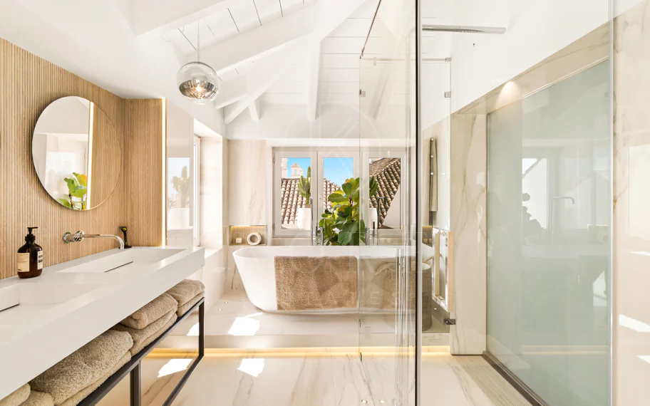 Ático Dúplex Reformado en Monte Paraíso, Milla de Oro de Marbella